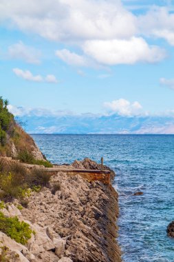 Yazın Rocky Sahili manzarası, turkuaz rengi deniz suyu. Korfu, Yunanistan.