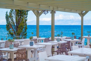 Turkuaz suyu olan güzel bir tropikal restoran ve sahil. Korfu Adası, Yunanistan.