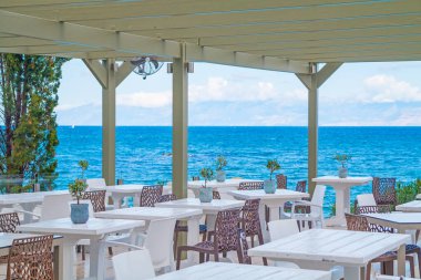 Turkuaz suyu olan güzel bir tropikal restoran ve sahil. Korfu Adası, Yunanistan.