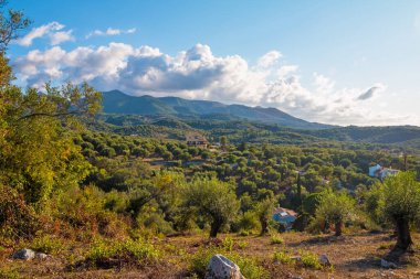 Bir dağ vadisinde köy manzarası. Dağ manzarası. Korfu, Yunanistan