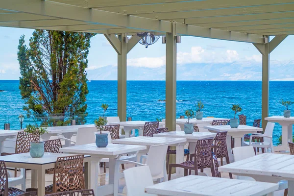 Turkuaz suyu olan güzel bir tropikal restoran ve sahil. Korfu Adası, Yunanistan.