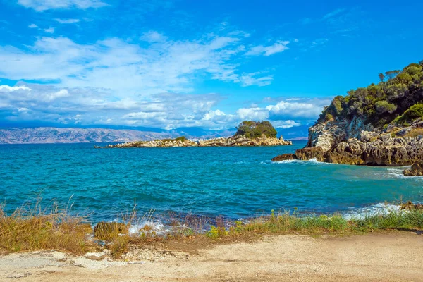 Rotsachtige Strand Landschap Zomerdag Mooie Turquoise Kleur Zeewater Corfu Griekenland — Stockfoto