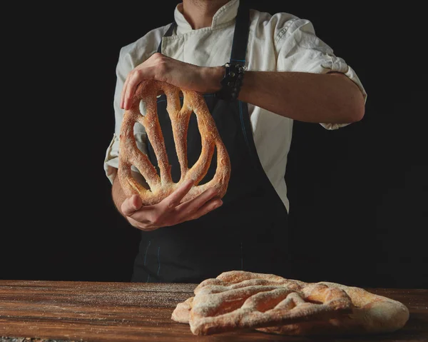 Baker hospodářství bochník chleba — Stock fotografie