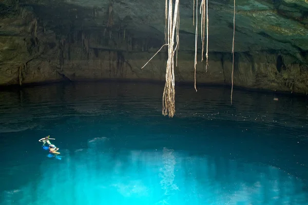 NOH MOZON CENOTE. UNDERGROUND RIVER — Stock Photo, Image