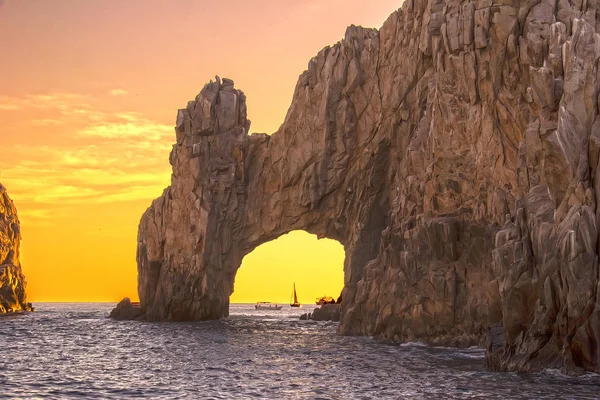 LOS CABOS ARCH in a YELLOW SUNSET Стоковая Картинка