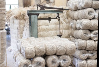 Görüntü ile sona erdi ve paketlenmiş ip henequen ip (fourcroiydes agav eski bir fabrika içinde bir ölçek)