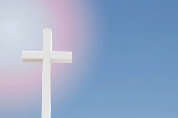 Крест в голубом и розовом небе . Стоковое Фото