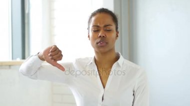 Başparmak siyah kadın jesti