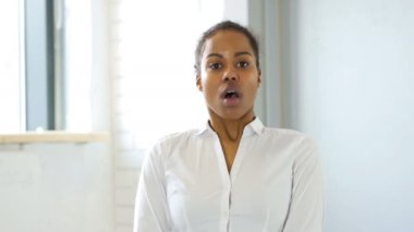 Şaşkın korkmuş siyah kadın