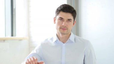 Başparmak aşağı adam ofis, kapalı tarafından