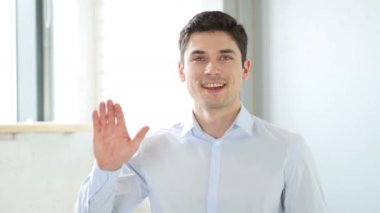 Merhaba adam ofis, el sallayarak kapalı tarafından