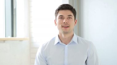 Adam elleriyle kapalı ofiste davet