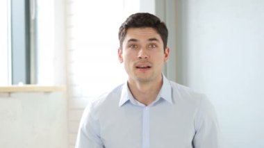 Görevdeki başarıyı kutlayan adam