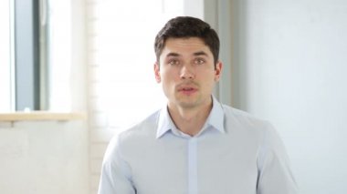 Office, kapalı erkekte sürpriz hayran