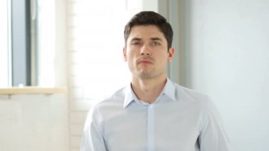 Düşünen yaratıcı adam ofis, kapalı