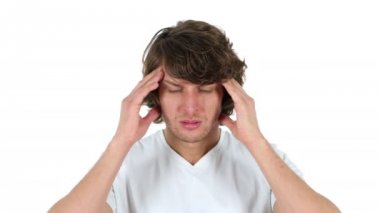 Baş ağrısı, sinirli adam, beyaz arka plan