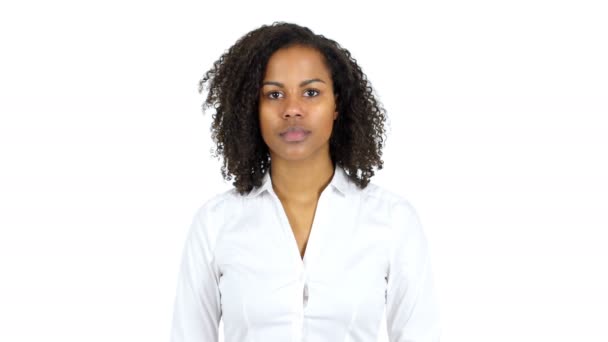 Retrato de mujer negra, fondo blanco — Vídeo de stock