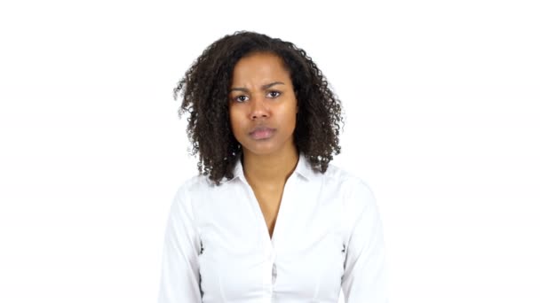 Triste mujer negra, fondo blanco — Vídeos de Stock