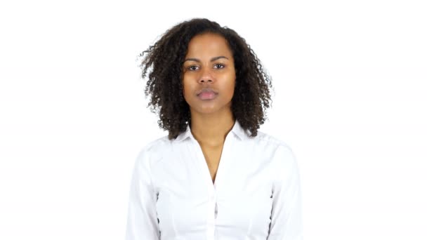 Schreiende wütende schwarze Frau, weißer Hintergrund — Stockvideo