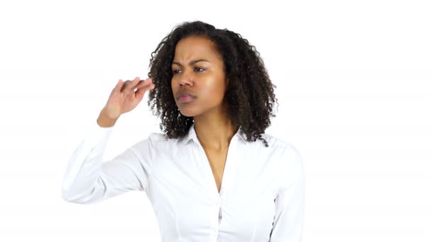 Buscando mujer negra, fondo blanco — Vídeos de Stock