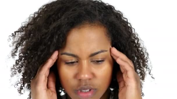 Mujer negra frustrada con dolor de cabeza, fondo blanco — Vídeo de stock