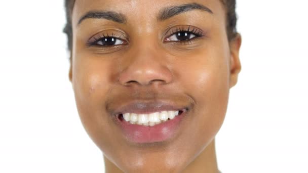 Sonriente joven cara de mujer negra, fondo blanco — Vídeo de stock