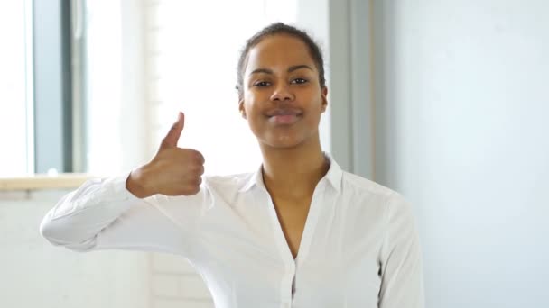 Чорна жінка жест великих пальців вгору — стокове відео