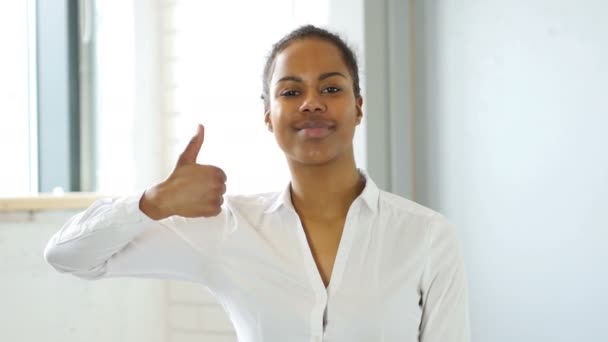 Mujer negra Gesto de pulgares hacia arriba — Vídeos de Stock