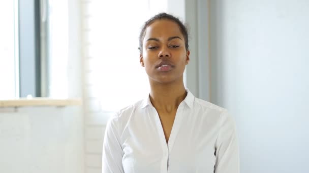 Femme noire secouant la tête à Oui — Video