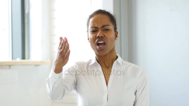Gritando irritado preto mulher — Vídeo de Stock