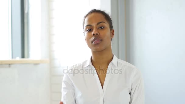 Mujer negra volando beso, expresando amor — Vídeos de Stock