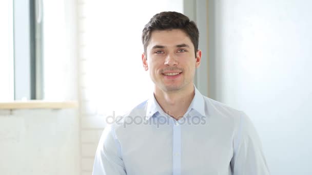 Homme souriant au bureau, Intérieur — Video