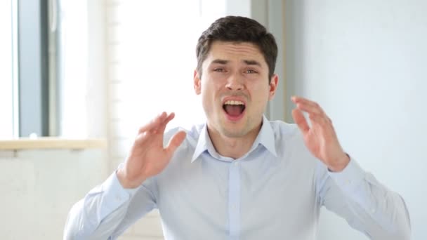 Засмучений людина реагує на невдачу в офісі, критий — стокове відео