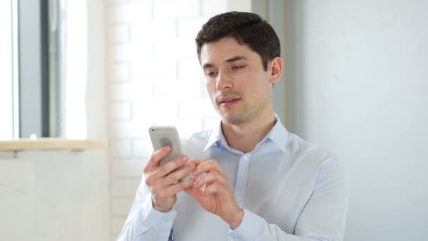 Hombre trabajando en línea en Smartphone — Vídeo de stock