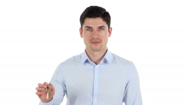 Бизнесмен показывает ключи от дома, белый фон — стоковое видео