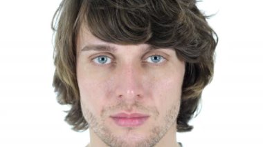 Ciddi adam kamera bakan