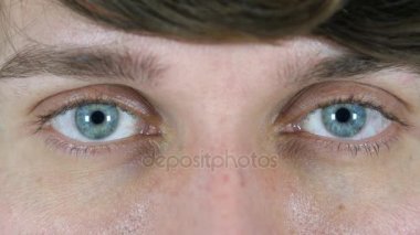 Adamın yanıp sönen, yakın çekim