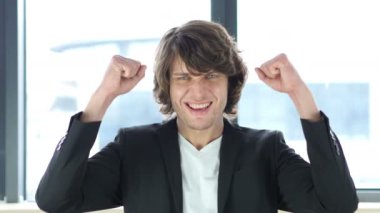 adam başarı kutluyor