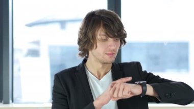 smartwatch kullanan adam