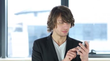 Akıllı telefon kullanan adam