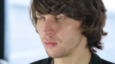 Baş ağrısı, dostum sinirli