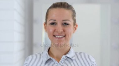 Ofiste gülümseyen kadın portre