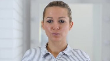 Merhaba, el, portre sallayarak kadın