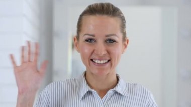 Kadın portre Office konuşurken görüntülü sohbet