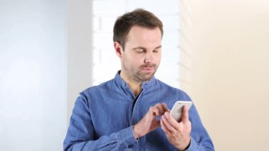 Internet telefonu kullanan adam orta yaşlı