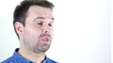 Orta yaşlı adam konuşuyor, yakın çekim