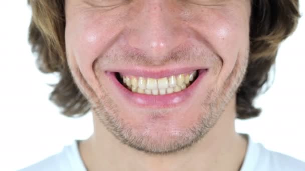 Дымящие губы, закрывающие лицо человека — стоковое видео