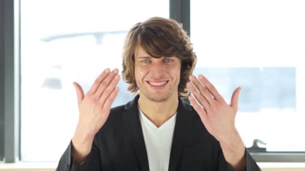 Hívogató gesztus üzletember — Stock videók