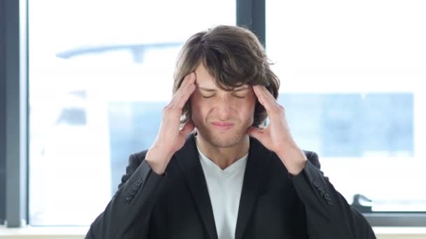 Bolest hlavy, rozrušený muž — Stock video