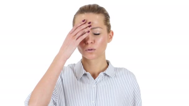 Kopfschmerzen, angespannte Geschäftsfrau, weißer Hintergrund — Stockvideo